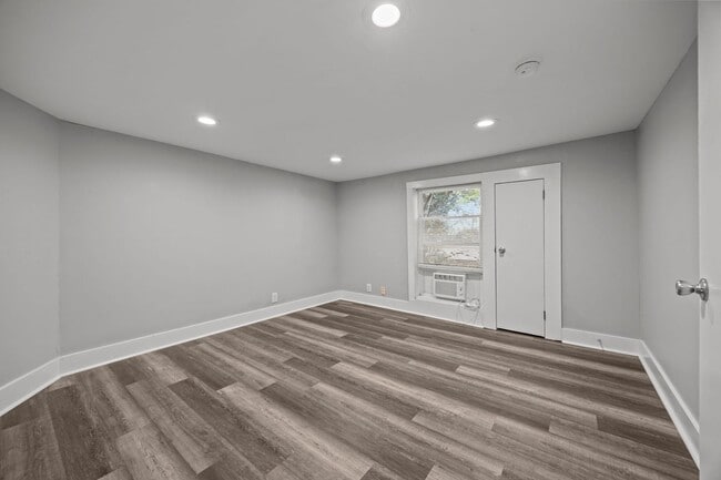 Building Photo - Newly Renovated 2 bed 1 bath!