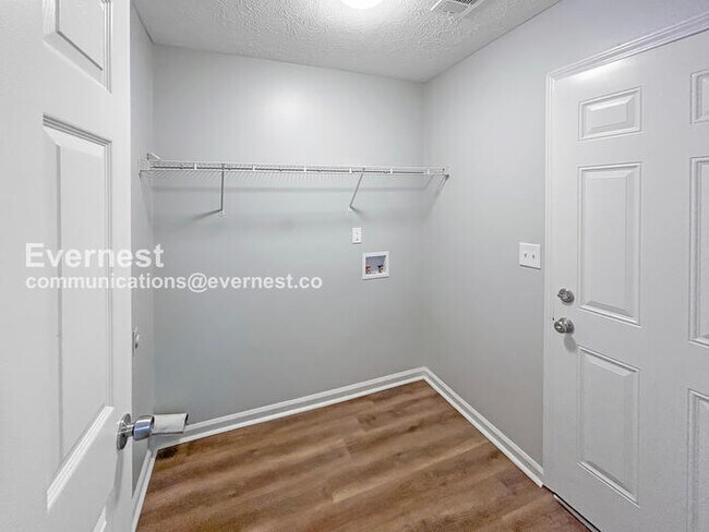 Building Photo - 3 Bed, 2 Bath Home with Attached Garage / Pet-Friendly / Coming Soon!