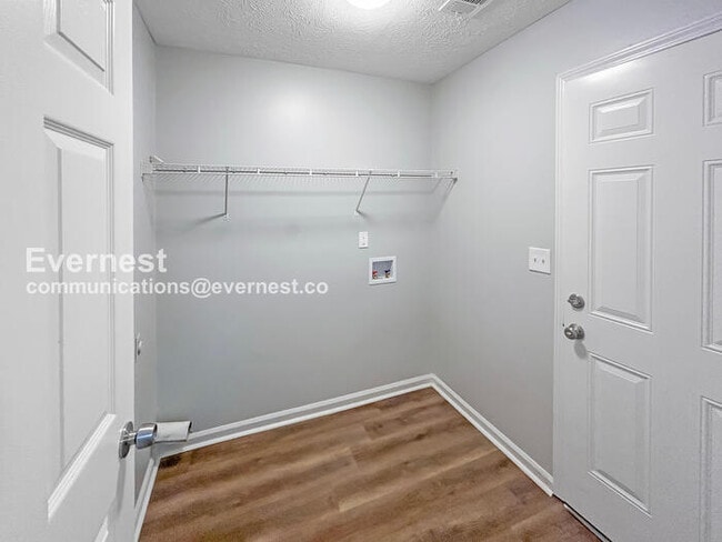 Building Photo - 526 Chestnut Ln