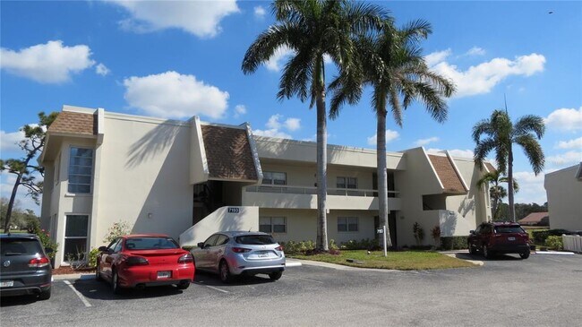 Building Photo - 7193 W Country Club Dr N