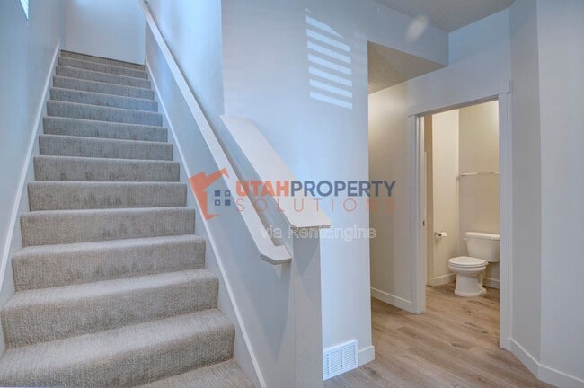 Building Photo - 1025 W 400 S