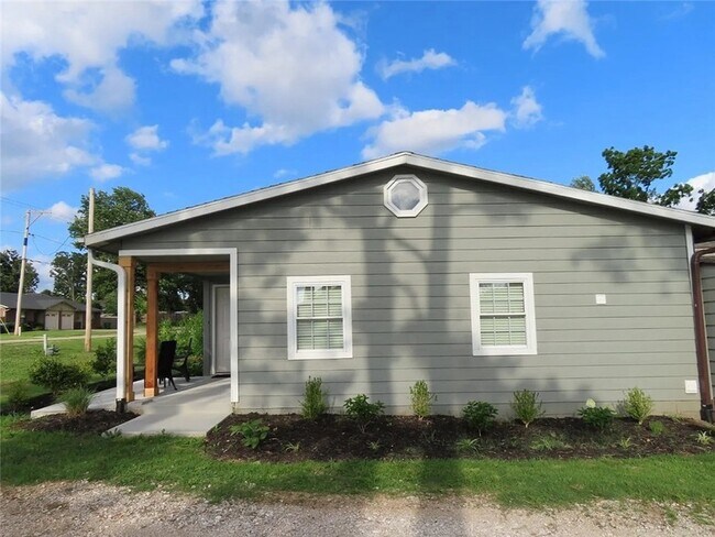 Building Photo - 1106 W Olrich St