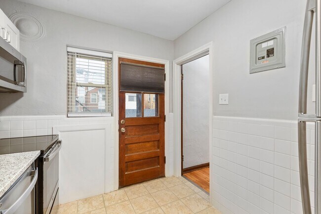 Building Photo - 5823 Lindenwood Ave