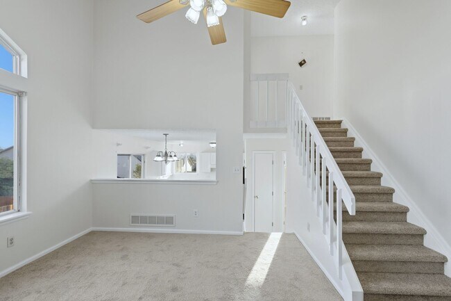 Building Photo - 3 bed 2 1/2 bath Split level home in Found...