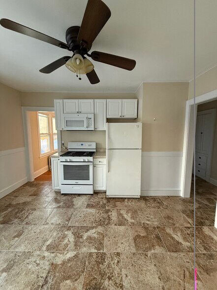 Kitchen. - 18 Roger St