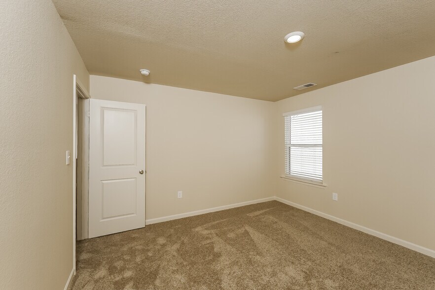 Building Photo - 504 Clover Cir