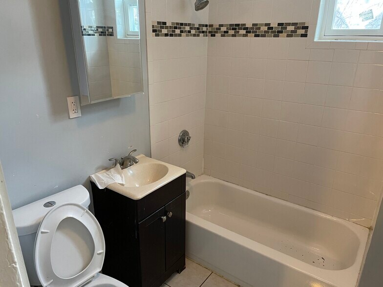 Building Photo - 227 Roxbury St