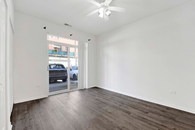 Building Photo - 948 W 15th Pl
