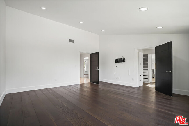 Building Photo - 16544 Park Ln Dr