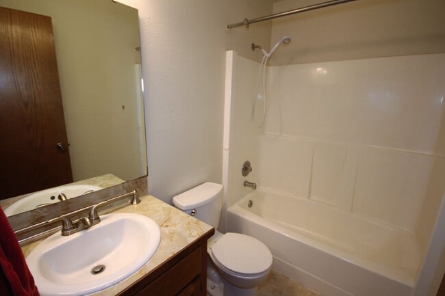 Building Photo - Beautiful 3 Bedroom Tri-Level Home In Federal Way!