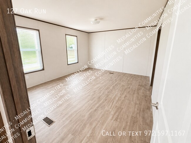 Building Photo - 127 Oak Run