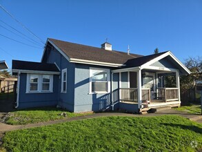 Building Photo - 3-bedroom pet-friendly South-Eureka home f...