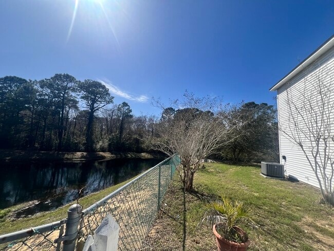 Building Photo - Southern Charm