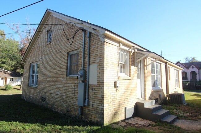 Building Photo - 845 S Donnybrook Ave