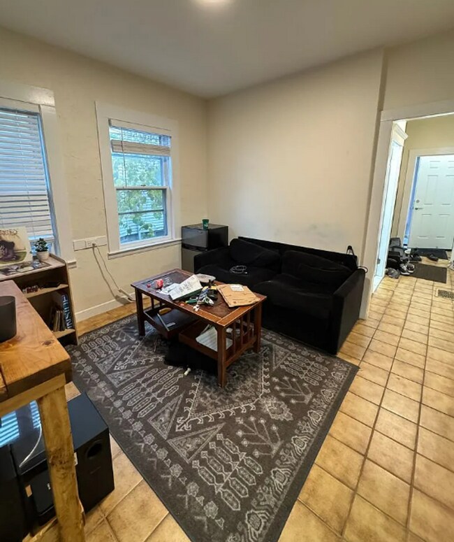 Building Photo - Charming 6 Bedroom House