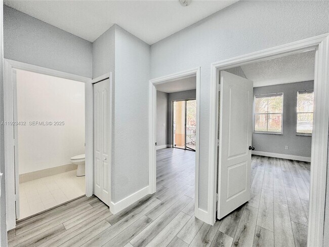 Building Photo - 120 Jacaranda Country Club Dr