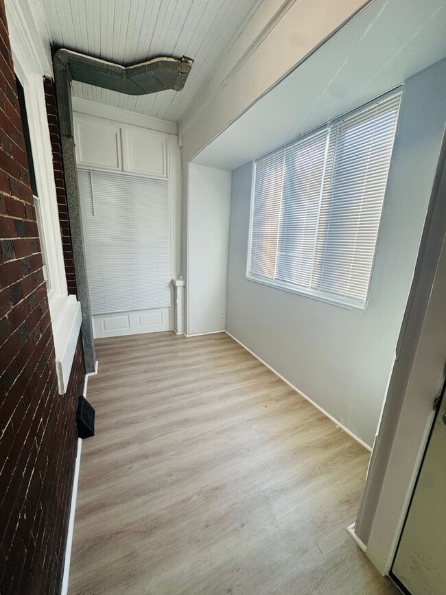 Building Photo - Refreshed 3bd/1bth House with Rear yard!!