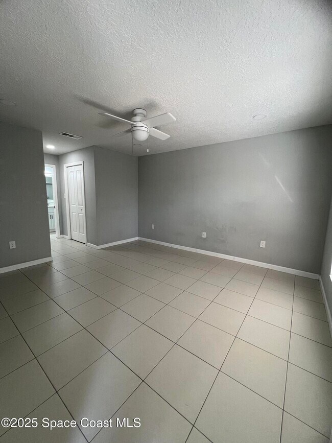 Building Photo - 440 River Grove Ct