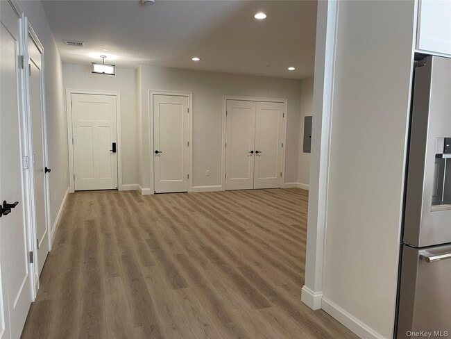 Building Photo - 903 Oakridge Cmns