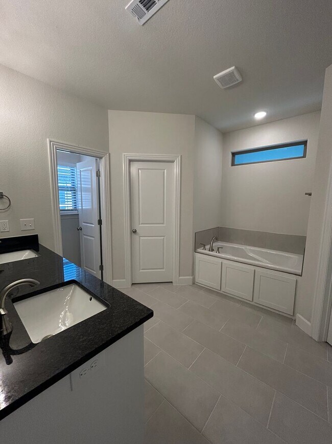 Building Photo - Brand New 4 bed 2.5 bath Modern Build in P...