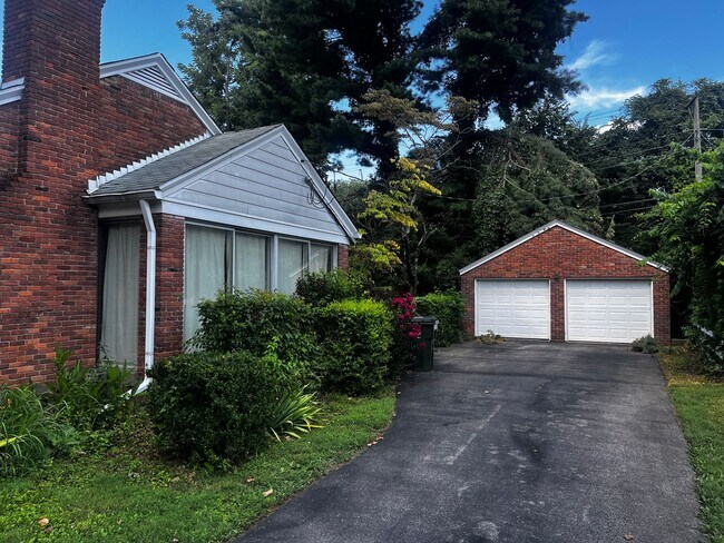 Building Photo - Wonderfull 3 Bedrooms along with 2 Full Ba...