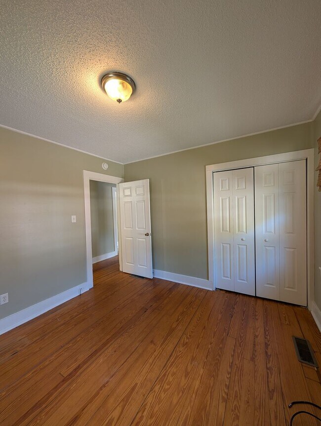 Building Photo - Swannanoa Bungalow!
