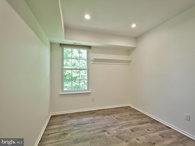 Building Photo - 51 Meadow Ln