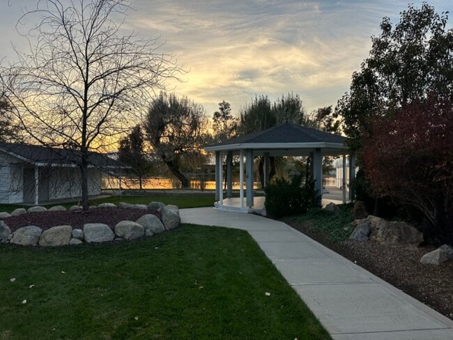 Building Photo - 3bd 3bth Home-1 Acre on the Water!