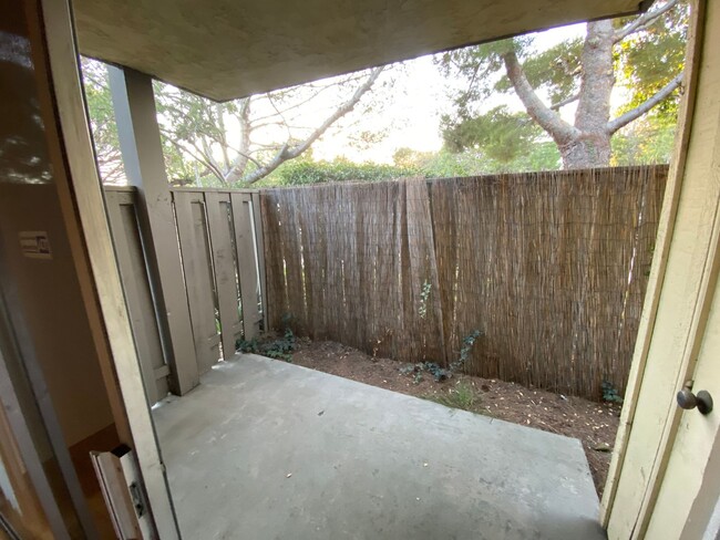 Building Photo - Torrance: 1 Bed 1 Bath Condo - 1 Carport S...