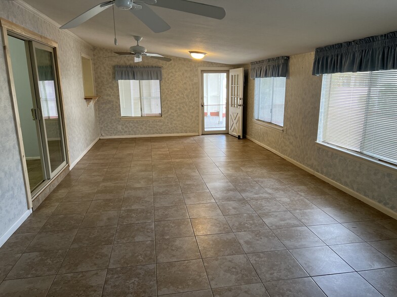 Building Photo - 10946 W Canterbury Dr