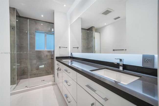 Building Photo - 10618 NE 11th Ct