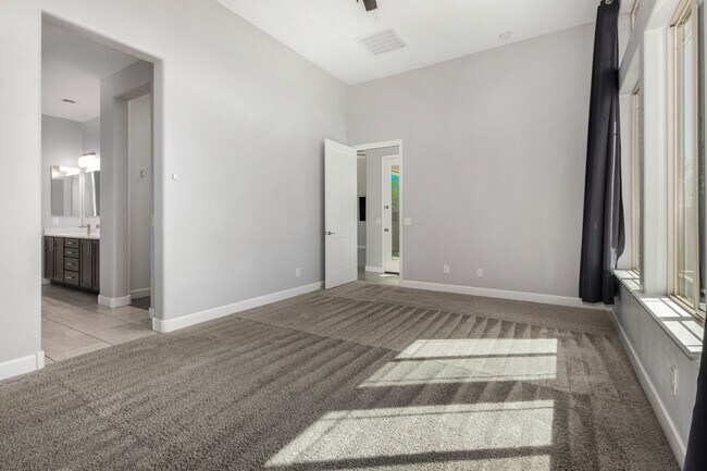Building Photo - STUNNING HOME IN PEORIA
