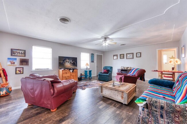 Building Photo - 720 Chisholm Trail