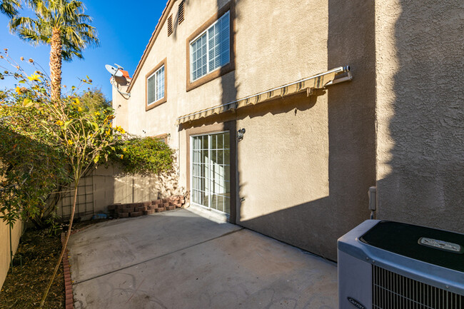 Building Photo - North Summerlin Townhouse with attached ga...