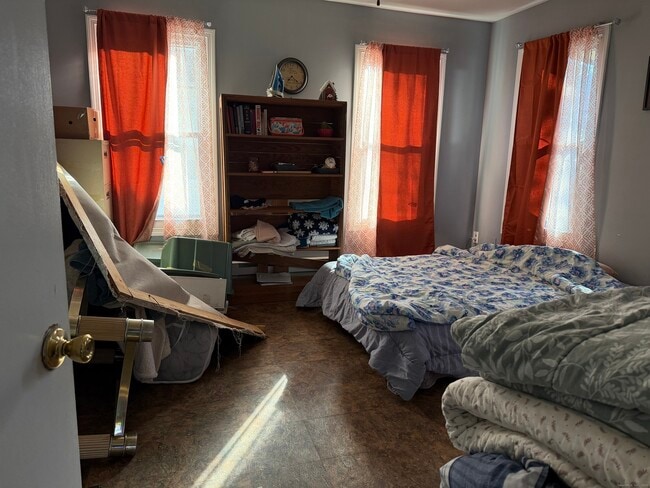 Building Photo - 26 Case Ave