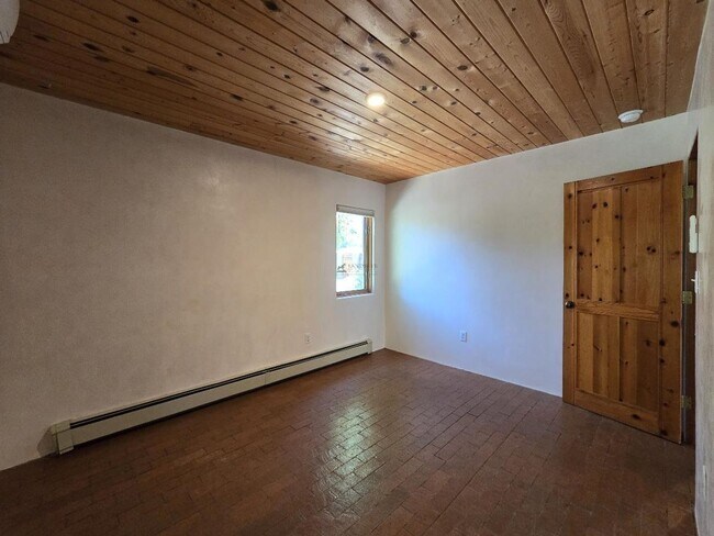 Building Photo - 133 Valley Dr