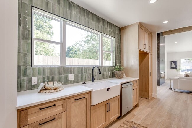 Building Photo - Warm, Modern & Welcoming — Beautiful 4 Bed, 3 Bath New Build