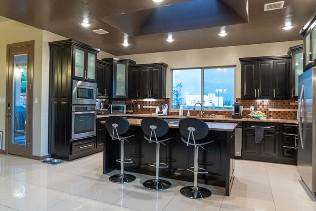 Building Photo - Stunning 4 bedroom, 2,5 bath home in West ...