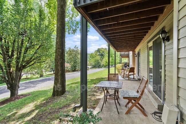 Building Photo - 207 Summit Ridge Dr