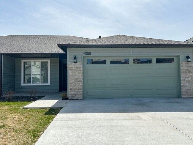 Building Photo - Stunning 3 bedroom 2 bathroom home in Meri...