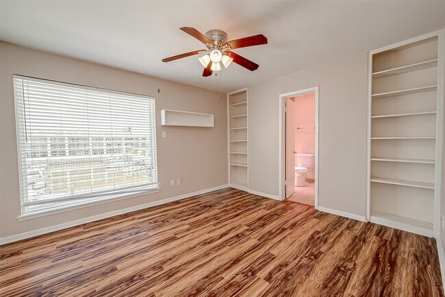 Building Photo - 10 Mariner Village Dr