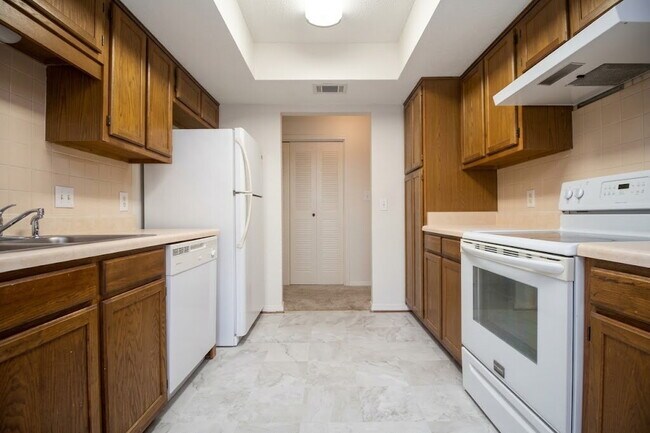 Building Photo - Spacious Sunrunner Place 2/2 Condo with Vaulted Ceilings, Community Pool & Prime Pensacola Location