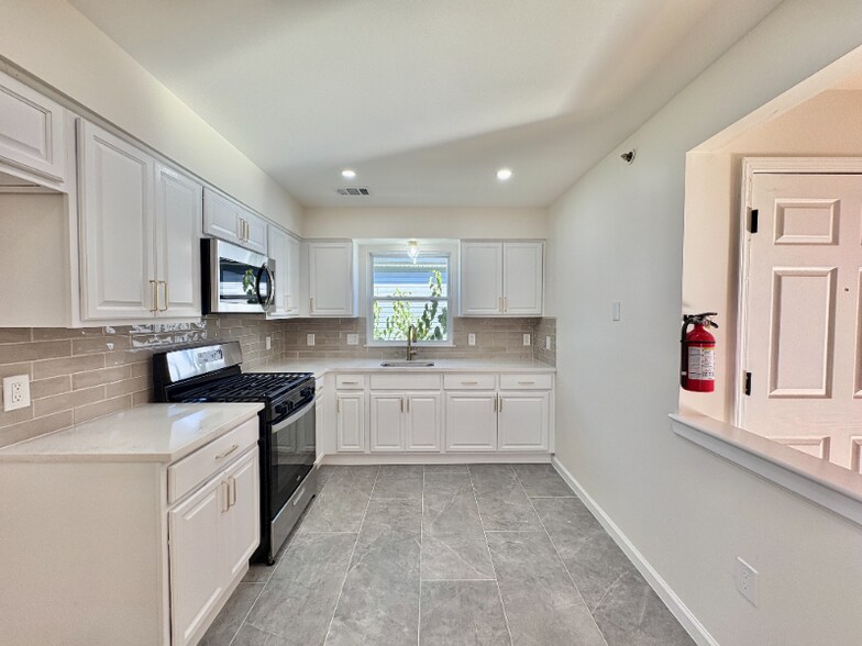 Building Photo - 87 Chadwick Ave