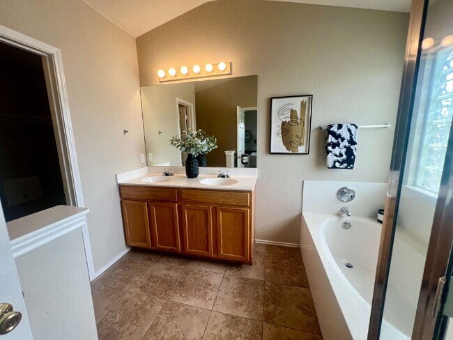 Building Photo - Kyle: Plum Creek Subdv