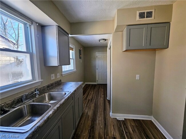 Building Photo - 2450 Greenvale Rd