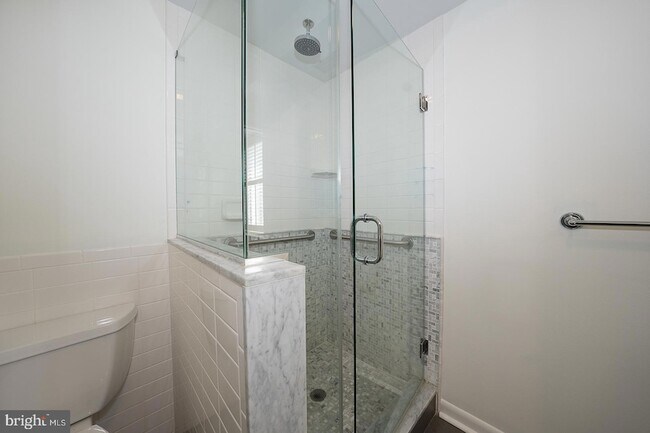 Building Photo - 1640 Oakwood Dr