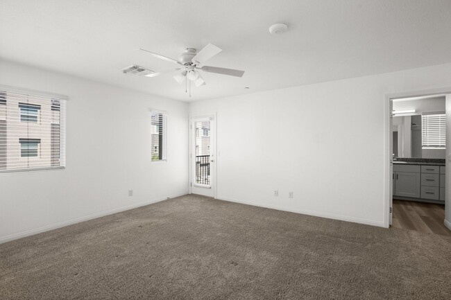 Building Photo - Beautiful 3 BR 2.5 BA Townhouse built in 2...