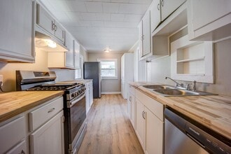 Building Photo - Freshly Updated 3 Bedroom Home