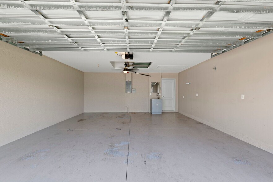 Building Photo - 409 SW 47th Ter