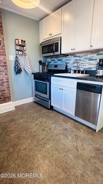 Building Photo - 402 Maple Dr